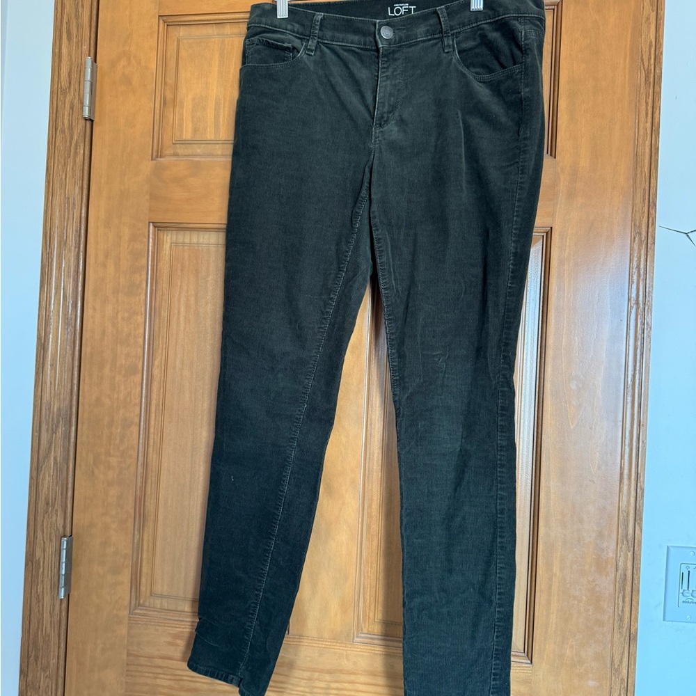 LOFT Black Skinny Jeans Sleek and Stylish